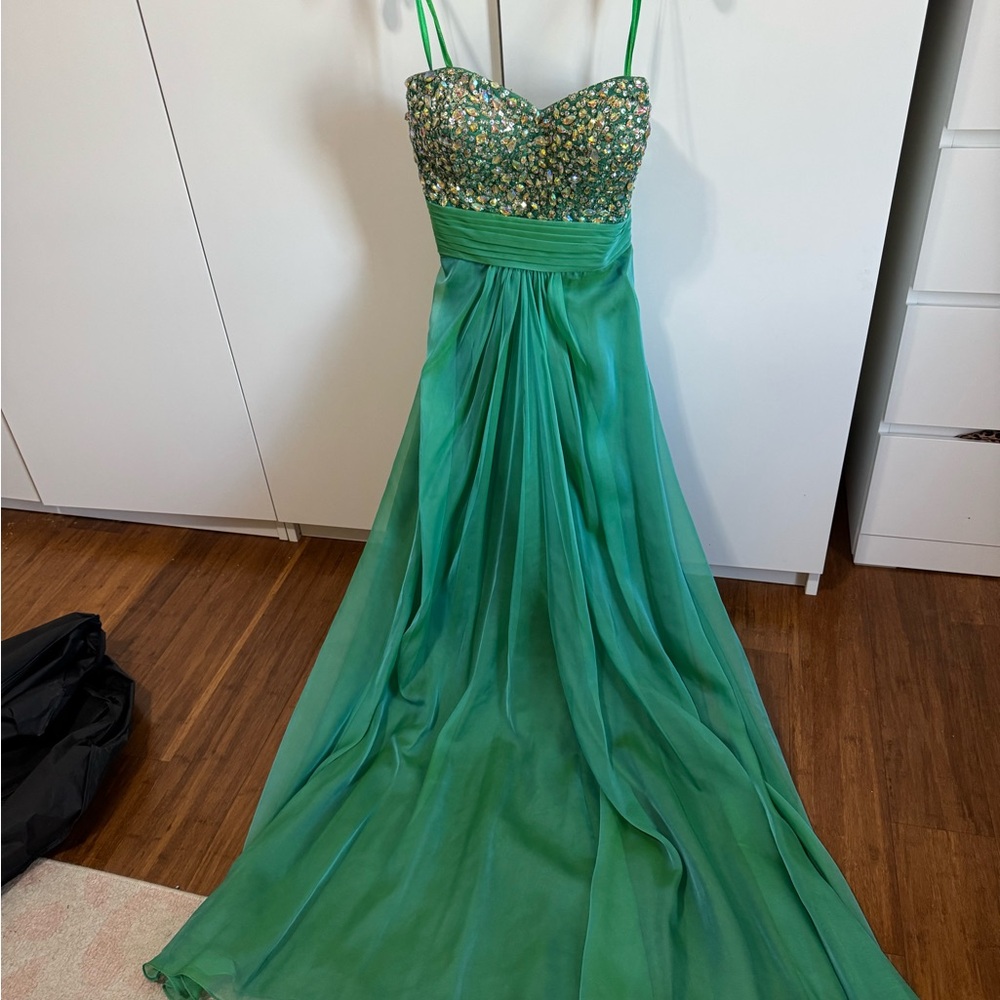 La femme Green Evening Gown / Prom Dress